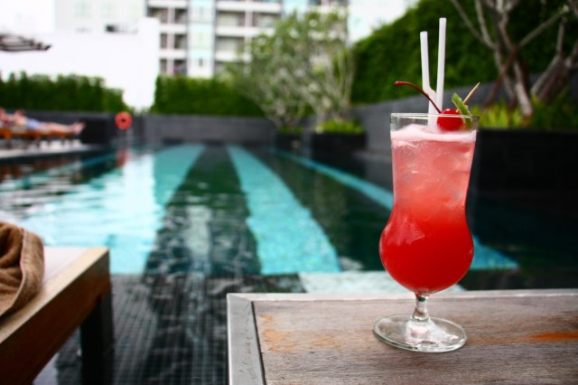 movenpick; hotel; bangkok; sukhumvit; 5 estrelas; luxo; drink; piscina; singapore sling