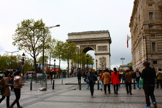 Champs-Elysées e Arco do Triunfo ao fundo