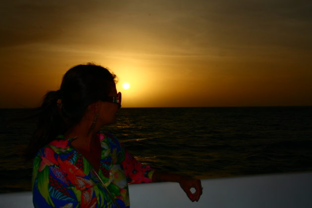 Assistindo ao pôr do sol em alto mar