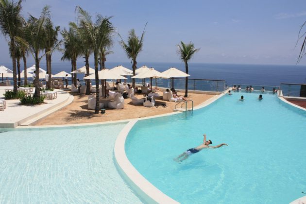 piscina com fundo de vidro de Bali